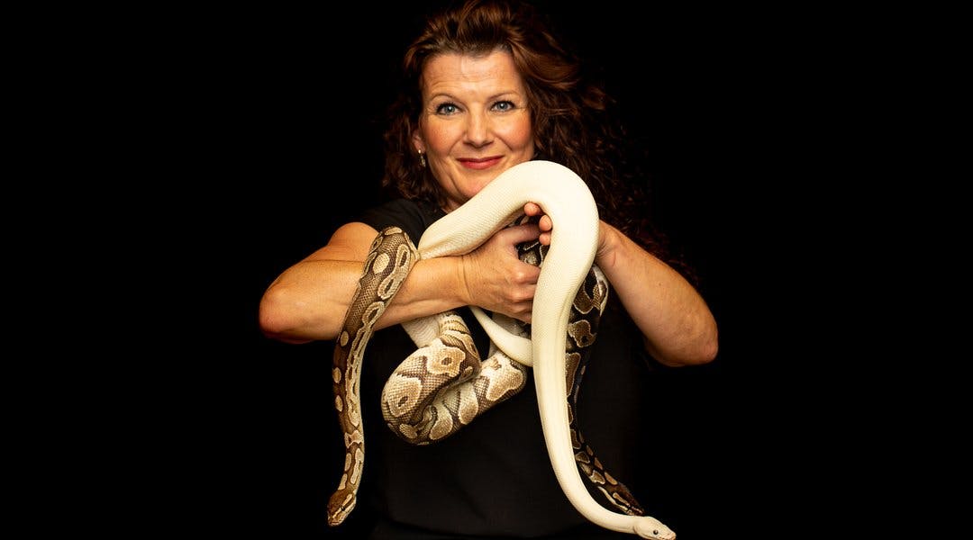 Bilde av kvinne som holder slange.