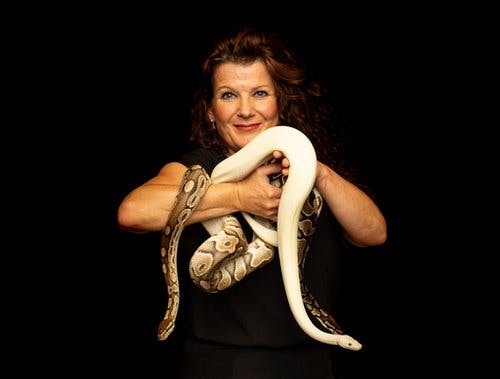 Bilde av kvinne som holder slange.