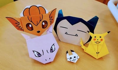 Bildet viser origamifigurer av Pikachu, Mewtwo, Vulpix og Snorlax