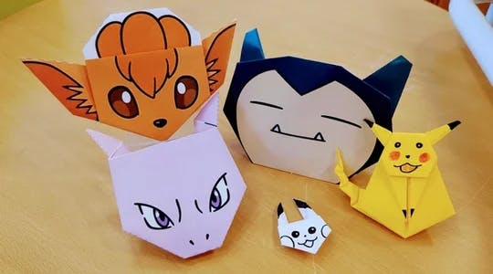 Bildet viser origamifigurer av Pikachu, Mewtwo, Vulpix og Snorlax