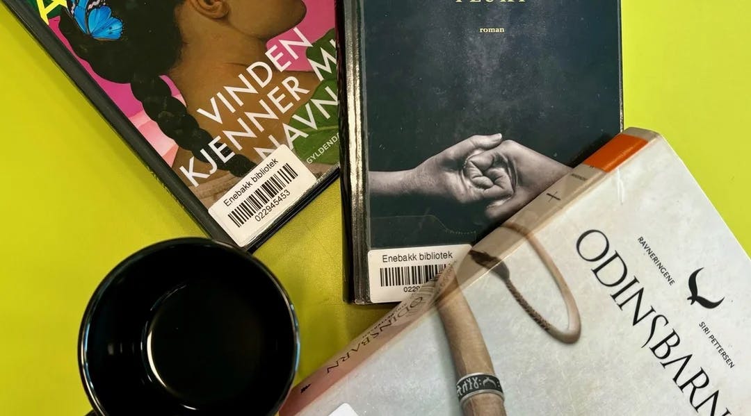 Bildet viser en tre bøker og en kaffekopp.