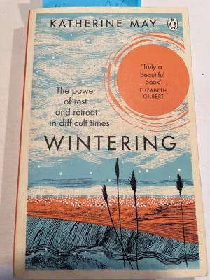 Omslag: "Wintering : the power of rest and retreat in difficult times" av Katherine May