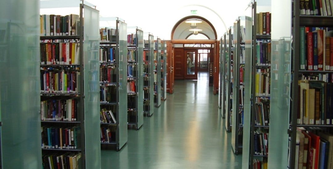 Bilde av bibliotekhyller